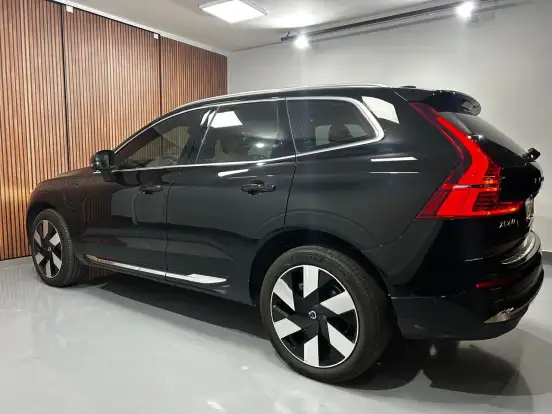 VOLVO-XC60-2024