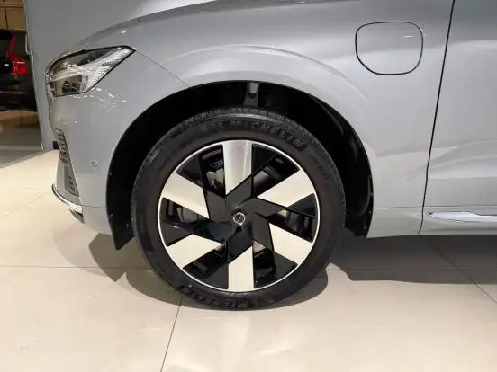VOLVO-XC60-2024