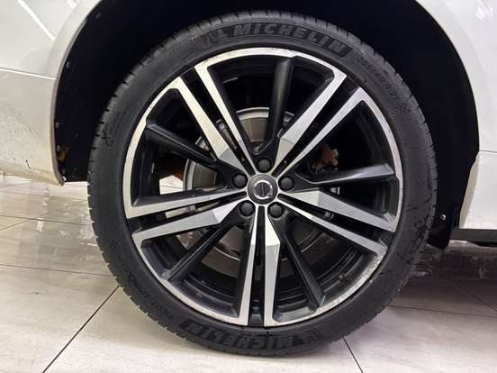 VOLVO-XC60-2019