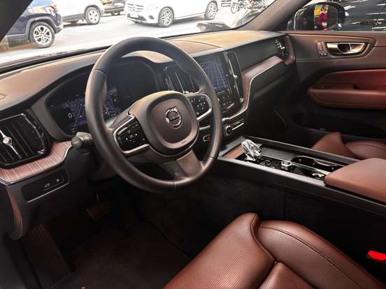 VOLVO-XC60-2022