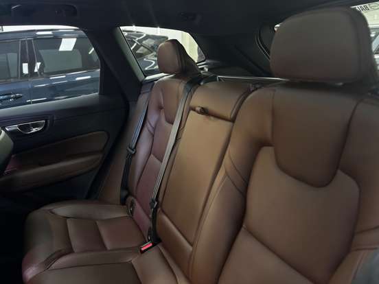 VOLVO-XC60-2022