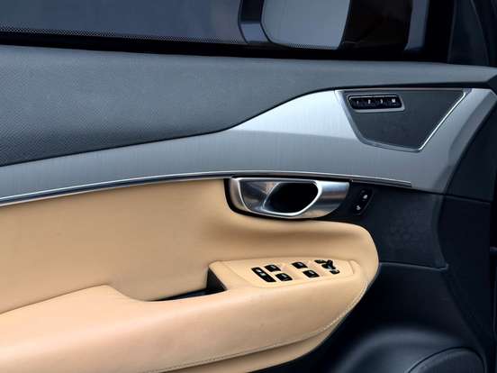 VOLVO-XC90-2019