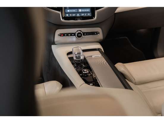 VOLVO-XC90-2023