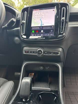 VOLVO-XC40-2023