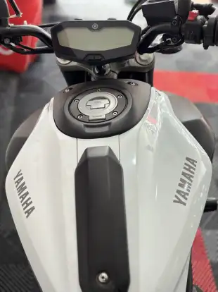 YAMAHA-MT-07-2015