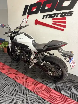 YAMAHA-MT-07-2015