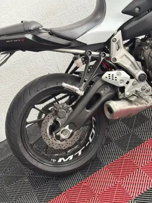 YAMAHA-MT-07-2015