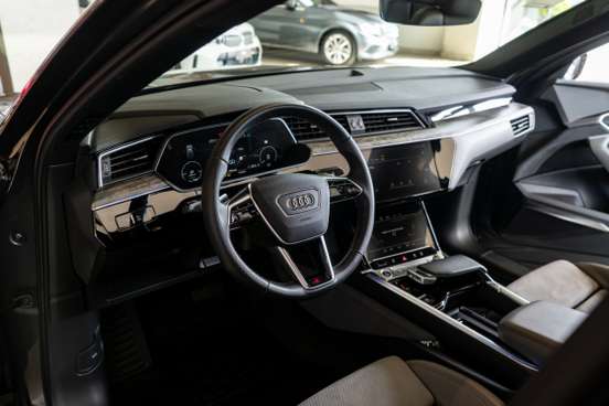 AUDI-E-TRON-2022