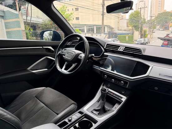 AUDI-Q3-2021