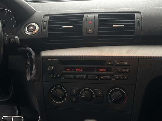 BMW-118i-1.6 URBAN LINE 16V TURBO GASOLINA 4P AUTOMÁTICO BMW-118i-2011