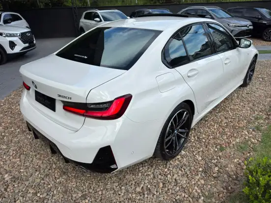BMW-320i-2023