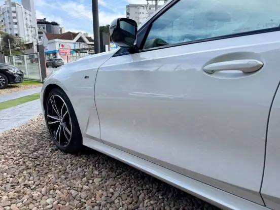 BMW-320i-2023
