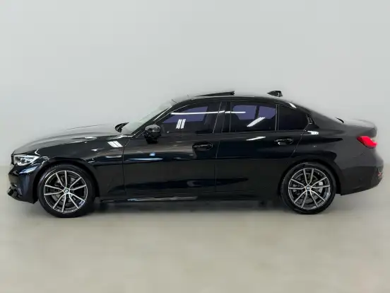 BMW-320i-2022