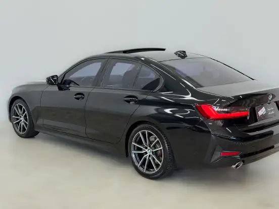 BMW-320i-2022