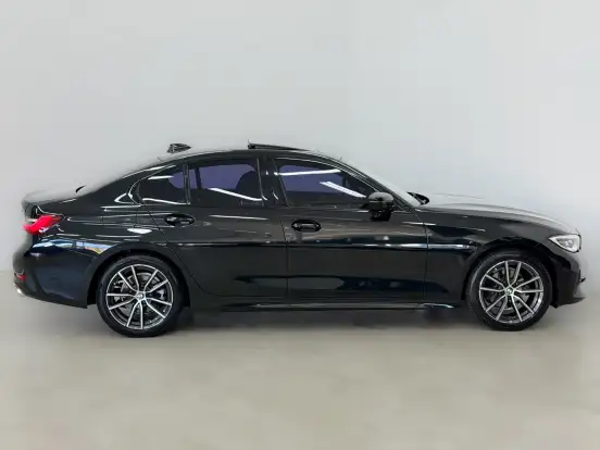 BMW-320i-2022