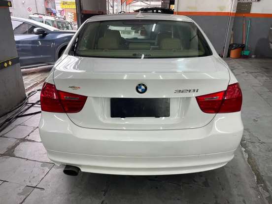 BMW-320i-2010