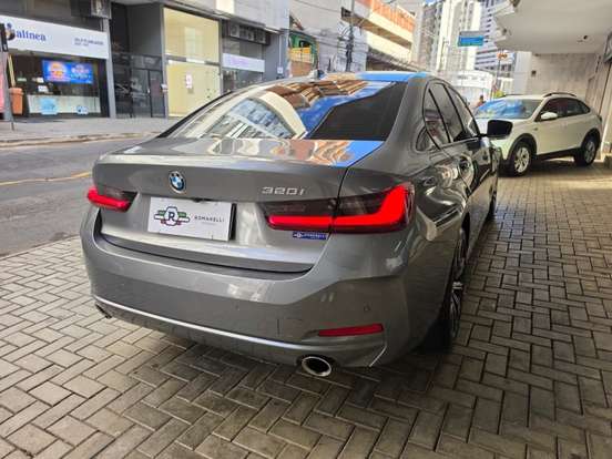 BMW-320i-2023