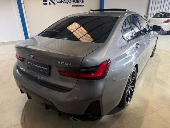 BMW-320i-2023