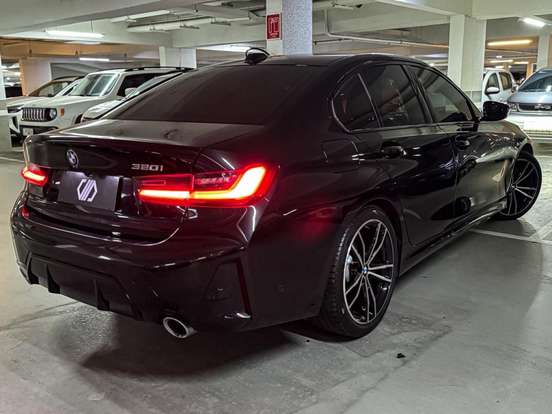 BMW-320i-2022