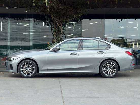 BMW-320i-2022