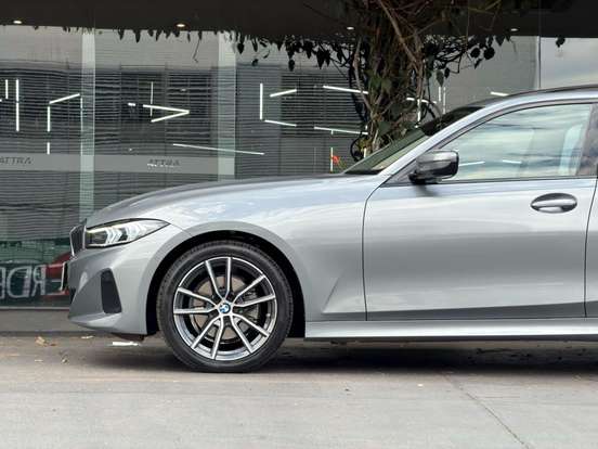 BMW-320i-2022