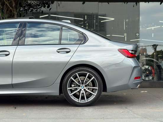 BMW-320i-2022