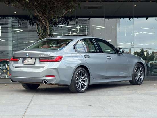 BMW-320i-2022