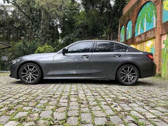 BMW-320i-2022