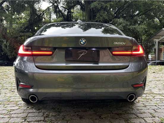 BMW-320i-2022