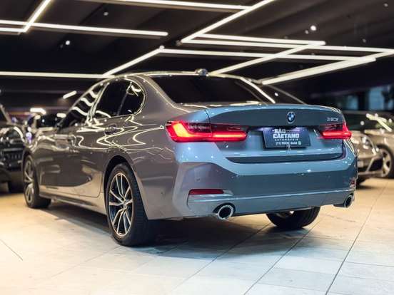 BMW-320i-2023