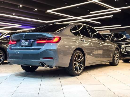 BMW-320i-2023