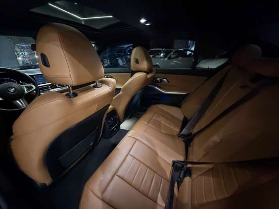 BMW-320i-2021
