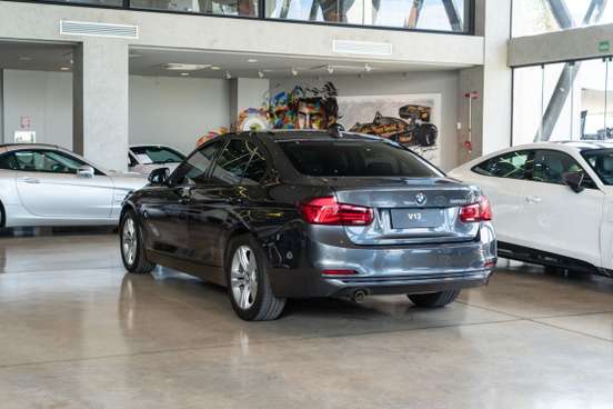 BMW-320i-2018