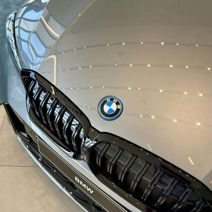 BMW-330e-2025