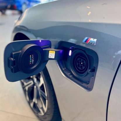 BMW-330e-2025