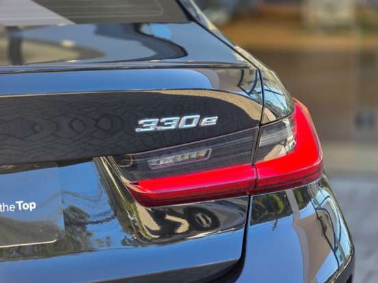 BMW-330e-2024
