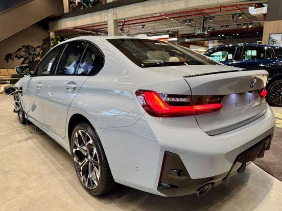 BMW-330e-2026