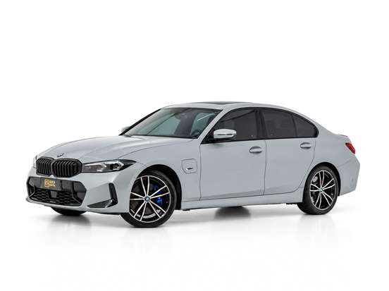 BMW-330e-2022