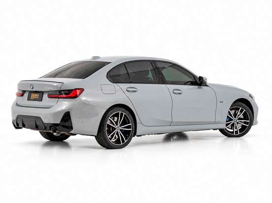 BMW-330e-2022
