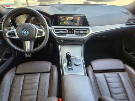 BMW-330e-2022