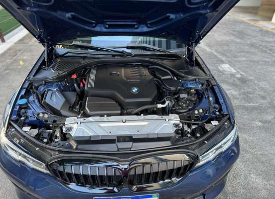 BMW-320i-2021