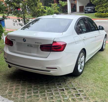 BMW-320i-2017