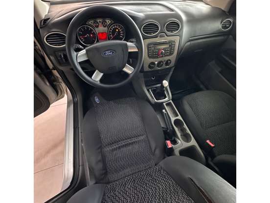 FORD-FOCUS-2010