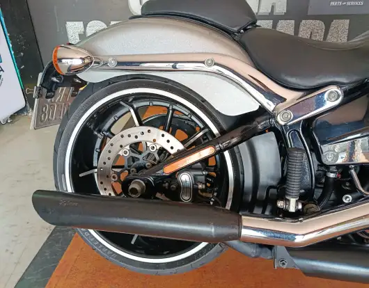 HARLEY-DAVIDSON-SOFTAIL BREAKOUT-2015