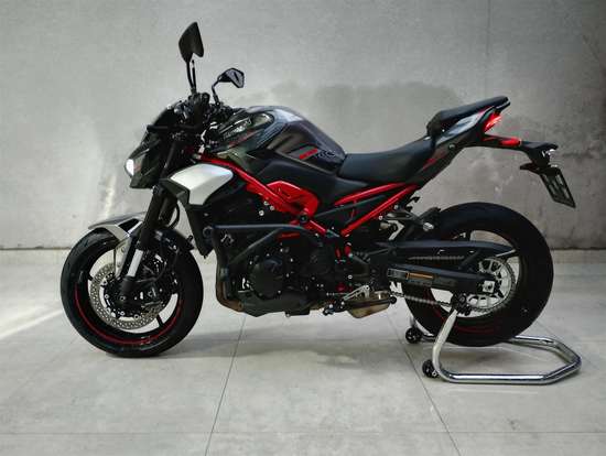 KAWASAKI-Z900-2025