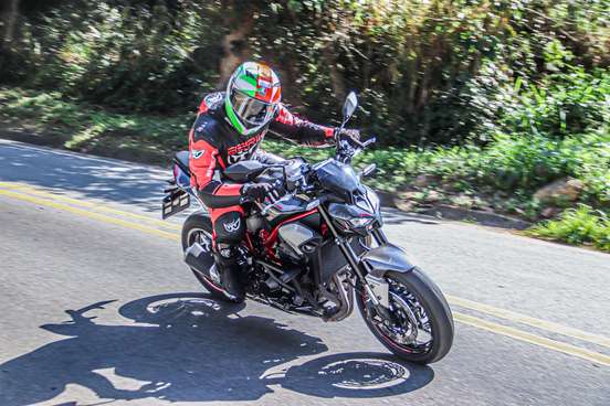 KAWASAKI-Z900-2025
