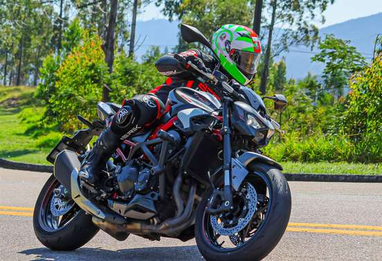 KAWASAKI-Z900-2025