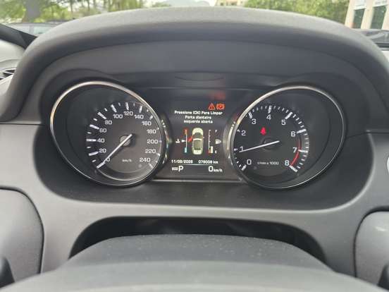 LAND ROVER-DISCOVERY SPORT-2015