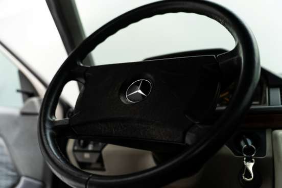 MERCEDES-BENZ-230 E-1990