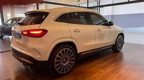MERCEDES-BENZ-GLA 200-2024